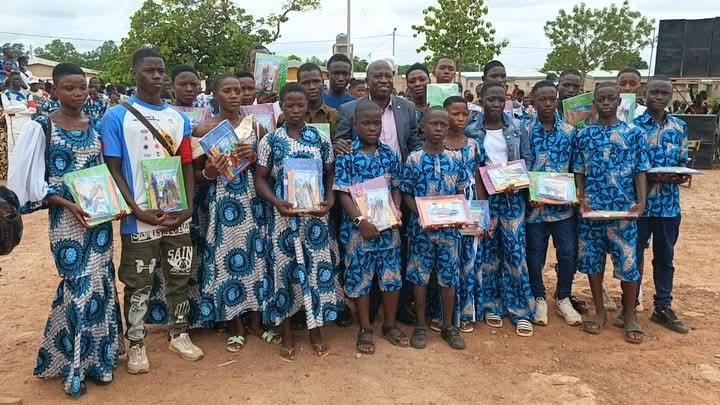 EXCELLENCE SCOLAIRE À NAPIÉ : LE MAIRE NAVAGA YEO AUX CÔTÉS DES MEILLEURS ÉLÈVES DU COLLÈGE LE BONHEUR